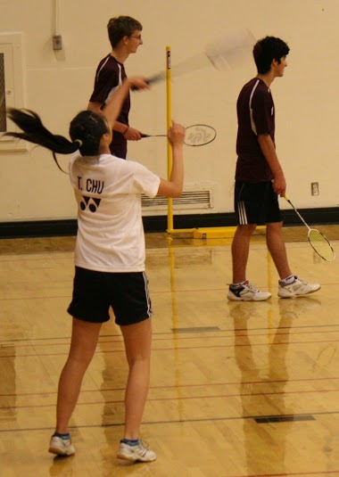 Tracy Cho returns the birdie against Menlo-Atherton